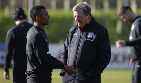 Roy Hodgson (kanan), pelatih timnas Inggris, berbicara dengan bek Ashley Cole saat menggelar latihan di Kompleks St George's Park, Burton Upon Trent, Senin (4/2). 