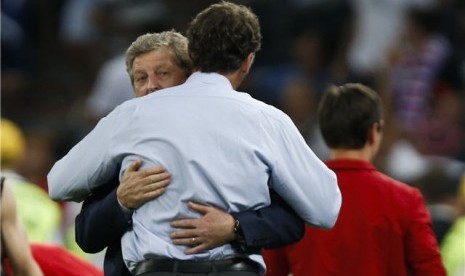 Roy Hodgson (kiri), pelatih timnas Inggris, berpelukan dengan pelatih timnas Prancis, Laurent Blanc, usai kedua tim bermain imbang di laga perdana Grup D Piala Eropa 2012 di Donetsk, Ukraina, pada Senin (11/6).