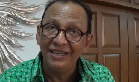 Aktor senior Roy Marten mengatakan masih banyak artis yang tak mengerti cara pemotongan pajak penghasilan.