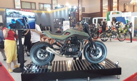 Royal Enfield berkolaborasi dengan salah satu builder, Smoked Garage yang bermarkas di Bali. Smoked Garage meluncurkan karya terbaru mereka, SG-411 Himalayan di IMOS 2018.