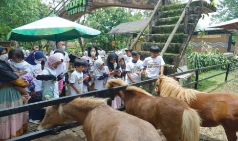 Royal Safari Garden secara konsisten setiap tahunnya menyelenggarakan kegiatan CSR.