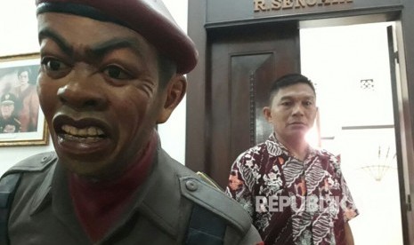 Royen (44) menunjukkan dan menceritakan kejadian G30S/PKI dengan diorama-diorama yang ada Museum A.H. Nasution, Menteng, Jakarta Pusat, Selasa (19/9).