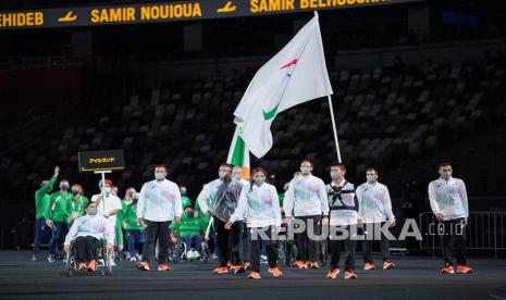 Abbas Karimi dan Alia Issa, pembawa bendera tim Paralimpiade Pengungsi saat Parade Atlet pada Upacara Pembukaan Paralimpiade Tokyo 2020, Tokyo, Jepang,  Selasa (24/8). 