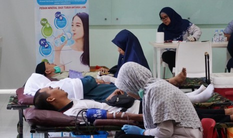 RS Azra bersama PMI menggelar kegiatan donor darah 