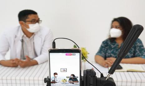 RS Azra Kembali melaksanakan Health Talk di Instagram Live bertema Mengenal Klinik Nyeri, Layanan yang Berfokus dalam Penanganan Nyeri Akurat. Narasumber kali ini adalah dr Puja Laksana M, Sp.An., FIPM yang menjabat dokter Spesialis Anastesi RS Azra dan dipandu oleh dr. Yunesti Nugraheni Tyaswati, Kepala Humas dan Marketing RS Azra.