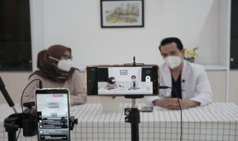 RS Azra Kembali melaksanakan Health Talk di Instagram Live bertema Apakah Covid-19 Bisa Sebabkan Kerusakan Permanen pada Paru-paru?  dengan narasumber dr. Felly Iswa, Sp.P Dokter Spesialis Paru dan dipandu oleh Nindya Kurnia Aprinita, SKM ,Humas dan Marketing RS Azra.