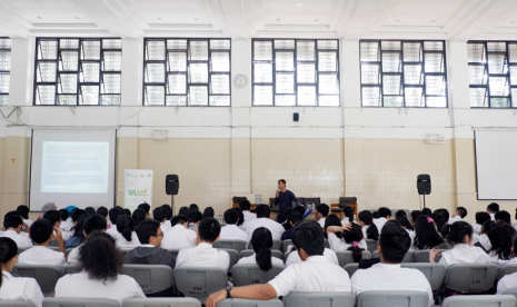 RS Azra memberi edukasi mengenai HIV di SMA Regina Pacis Bogor.