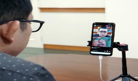 RS Azra menggelar Health Talk Online via Live Instagram berkolaborasi dengan Komunitas Sepeda Rodalink Bicyle Community. Selaku narasumber, dr. Leo Alkan N., MARS yang akrab dipanggil Opa Leo menerangkan ada 3 (tiga) poin prefentif yang perlu di perhatikan untuk mencegah masuknya virus di saat pandemi ini.