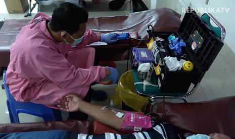 RS Hermina Depok bekerja sama dengan Palang Merah Indonesia (PMI) menggelar kegiatan donor darah yang diikuti tenaga kesehatan serta jajaran staff rumah sakit.