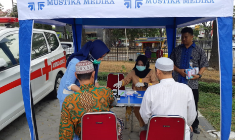 RS Mustika Medika membuka posko kesehatan membantu para korban banjir.