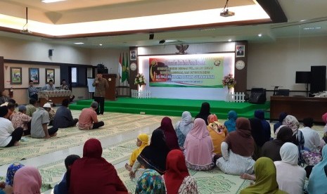 RS PKU Muhammadiyah Solo menyelenggarakan acara buka puasa bersama dan santunan bagi tukang becak dan pedagang kaki lima (PKL) di sekitar rumah sakit, di Aula Baitul Hikmah RS PKU Muhammadiyah Solo, Rabu (29/5).