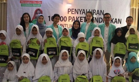 RS Unair dan  Vanilla Hijab menggandeng Laznas BMH untuk menyalurkan bantuan 1.000 paket pendidikan untuk anak-anak yatim dan  dhuafa.