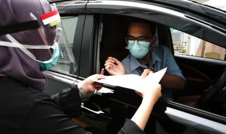 RS Yarsi melayani rapid test dan swab test PCR Covid-19 secara drive thru.