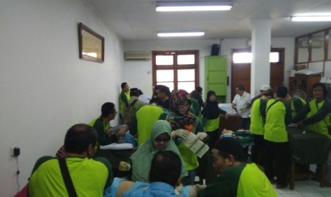 RSKBH mengadakan khitanan masal untuk anak yatim dan dhuafa di Masjid Al-Ihsan, Kebayoran Baru, Jakarta, Ahad (24/12).