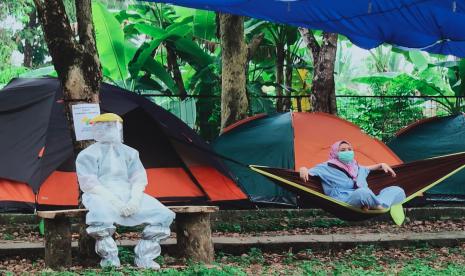 RSUD Sekayu Pemkab Banyuasin menggelar program camping outdoor untuk terapi pasien Covid-19 agar tidak mengalami kebosanan.