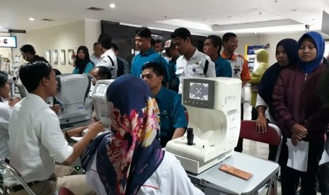 RSUP Dr Sardjito menyelenggarakan pemeriksaan mata dan pemberian kacamata gratis kepada sekitar 180 karyawan RSUP Sardjito di di Gedung rawat jalan RSUP Dr Sardjito , Sabtu (3/2). 