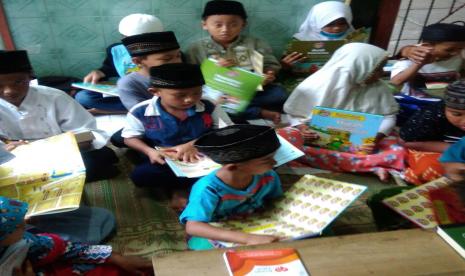 Ruang Baca Makemdowo Juara, Sidomulyo, Purworejo mendapatkan wakaf buku dari Sahabat Ruang Baca. Buku wakaf tersebut adalah seri Rasulullah teladan utama.