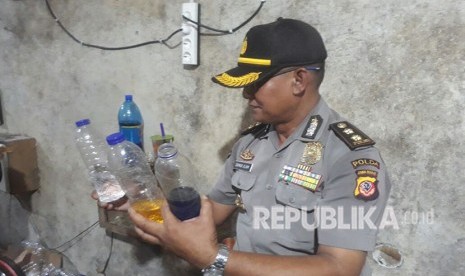 Ruang bawah tanah di kediaman Tersangka SS yang dijadikan tempat meracik miras oplosan jenis ginseng, Kamis (19/4).