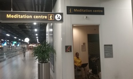 Ruang beribadah bagi semua agama bernama Meditation Centre di Bandara Schiphol, Amsterdam, Belanda.