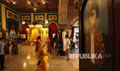 Ruang dalam Istana Maimun yang merupakan salah satu ikon Kota Medan, Sumatera Utara, Kamis (28/4).Republika/Rakhmawaty La'lang