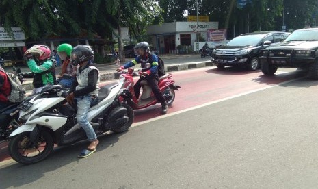 Ruang Henti Khusus (RHK) sepeda motor, Perempatan Ruko Kalimas Jalan Chairil Anwar, Kota Bekasi. 