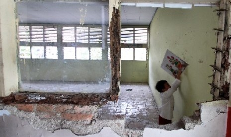 Ruang kelas yang rusak di SDN 10 Kebun Jeruk, Jakarta Barat, Jumat (30/10).