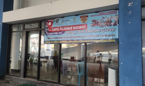 Ruang khusus vaksinasi booster di Terminal Tirtonadi, Solo.