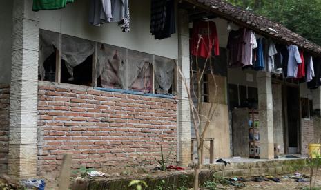 Ruang layak untuk bermukim dan kelas belajar memang dibutuhkan Pondok Pesantren Tahfidzul Qur’an Hasan Munadi Ponorogo.  Jumlah santri semakin banyak, terlebih bangunannya yang menggunakan dinding triplek juga atap anyaman bambu semakin termakan usia. 