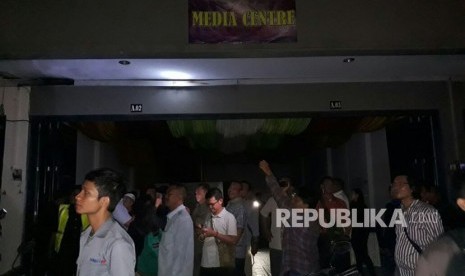 Ruang media centre yang disediakan untuk peliputan acara Bobby Nasution-Kahiyang Ayu di Kompleks Ruko OCBC Ringroad di Jl Gagak Hitam, Medan, mendadak heboh, Kamis (23/11) malam. Suara ledakan tiba-tiba terdengar beberapa kali dan memadamkan listrik.