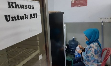 Ruang menyusui. Ketika menyusui di ruang publik, ibu harus melakukan langkah pencegahan agar diri dan bayinya tak tertular Covid-19.