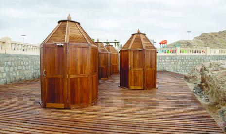 Ruang sauna yang dibuat dari kayu di pemandian air panas Ain Al-Harrah di Makkah. Destinasi Wisata dan Terapi: Pemandian Air Panas Ain Al-Harrah di Makkah