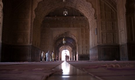 Ruang shalat Masjid Badshahi Lahore, Pakistan.