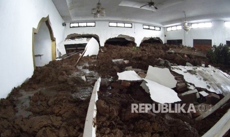 Ruangan masjid dipenuhi tanah laongsoran di lokasi longsor di daerah Ciherang, Kabupaten Sumedang, Rabu (21/9)