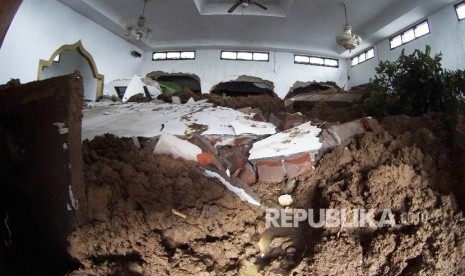 Ruangan masjid dipenuhi tanah laongsoran di lokasi longsor di daerah Ciherang, Kabupaten Sumedang, Rabu (21/9)