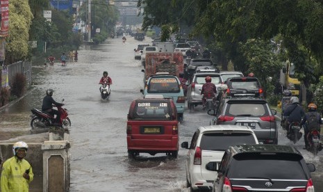 Ruas jalan Boulevard Barat Raya tergenang air di kawasan Kelapa Gading, Jakarta, Jumat (26/2). Sejumlah titik di kawasan tersebut tergenang air setinggi 20 hingga 40 cm akibat hujan yang mengguyur Jakarta sejak Jumat (26/2)