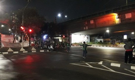 Ruas Jalan Gatot Subroto, Jakarta Selatan ditutup sejak sore selama aksi demonstrasi pelajar, Rabu malam (25/9). Tampak pos polisi di bawah Fly over Tomang.