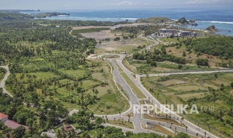 Ruas jalan gerbang barat Kawasan Ekonomi Khusus (KEK) Mandalika di Desa Kuta, Kecamatan Pujut, Praya, Lombok Tengah, NTB, Minggu (24/2/2019). Di kawasan pariwisata yang dikelola Indonesia Tourism Development Corporation (ITDC) itu akan dibangun sirkuit berkelas MotoGP dengan konsep “Street Circuit” 