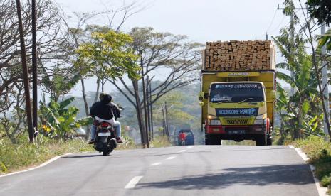 Ruas jalan Jumo-Muntung yang sering dikeluhkan warga akibat rusak dan berlubang, diperbaiki. 