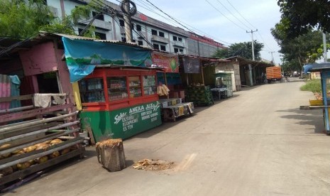 Ruas Jalan Kalimalang yang diperlebar dari arah Bekasi menuju ke Cikarang yang sebagian sudah dicor saat ini dipenuhi oleh pedagang.