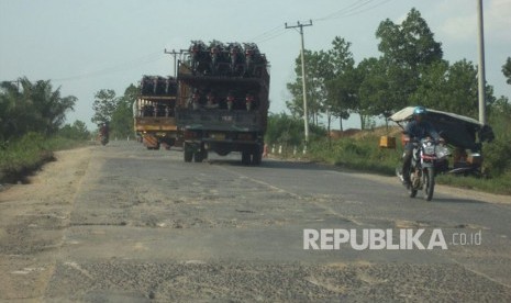  Ruas jalan lintas sumatra perbatasan Lampung - Sumatra Selatan  kembali jadi sarang pemalak. Para sopir truk dan pribadi dimintai uang berkisar Rp 10 ribu sampai Rp 25 ribu bergantung kondisi kendaraan.  