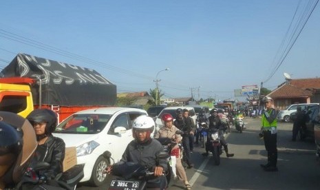 Ruas jalan Nagreg, Kabupaten Bandung mulai dipadati kendaraan pemudik yang hendak menuju jalur Selatan, Kamis (30/5). Kendaraan dipadati oleh roda dua dan empat. 