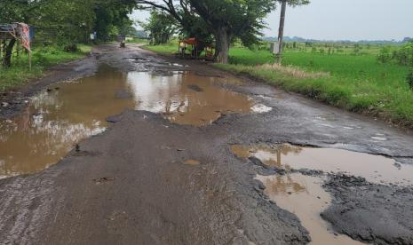 Ruas jalan Tegalsari - Cangkring, Kecamatan Plered, Kabupaten Cirebon, mengalami kerusakan parah, Rabu (18/1/2023).