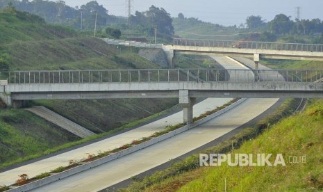 Ruas jalan tol Cisumdawu (Cileunyi-Sumedang-Dawuan) masih proses pengerjaan di Kecamatan Rancakalong, Kabupaten Sumedang, Selasa (13/6).  