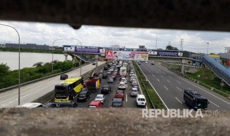 Ruas Jalan Tol Jakarta-Tangerang terlihat padat pada hari pertama penonaktifan Gerbang Tol Karang Tengah, Ahad (9/4). 