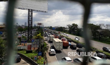 Ruas Jalan Tol Jakarta-Tangerang terlihat padat pada hari pertama penonaktifan Gerbang Tol Karang Tengah, Ahad (9/4). 