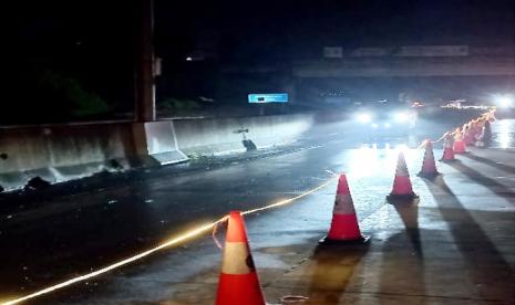 Perbaikan jalan (ilustrasi). PT Jasa Marga (Persero) kembali memperbaiki Jalan Tol Ruas Jakarta-Cikampek menggunakan teknik rekonstruksi rigid pavement.