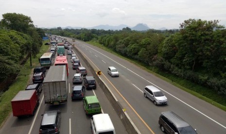 Ruas Tol Cipularang arah Bandung sampai Rabu siang (28/12) masih padat.