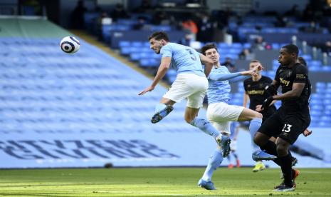  Ruben Dias dari Manchester City (kiri).