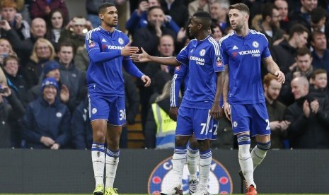 Ruben Loftus Cheek merayakan gol kedua Chelsea bersama dengan Ramires dan Gary Cahill