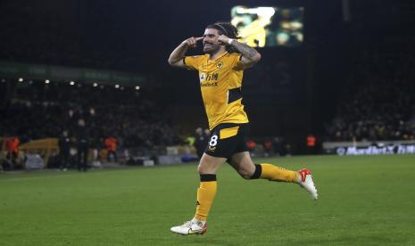 Ruben Neves dari Wolverhampton Wanderers merayakan golnya pada pertandingan sepak bola Liga Inggris antara Wolverhampton Wanderers dan Watford di Molineux Stadium, Wolverhampton, Inggris, Kamis 10 Maret 2022.